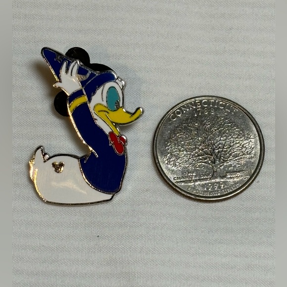 Disney Sorcerer Donald Pin Cast Lanyard Hidden Mickey 2007 - Picture 3 of 3